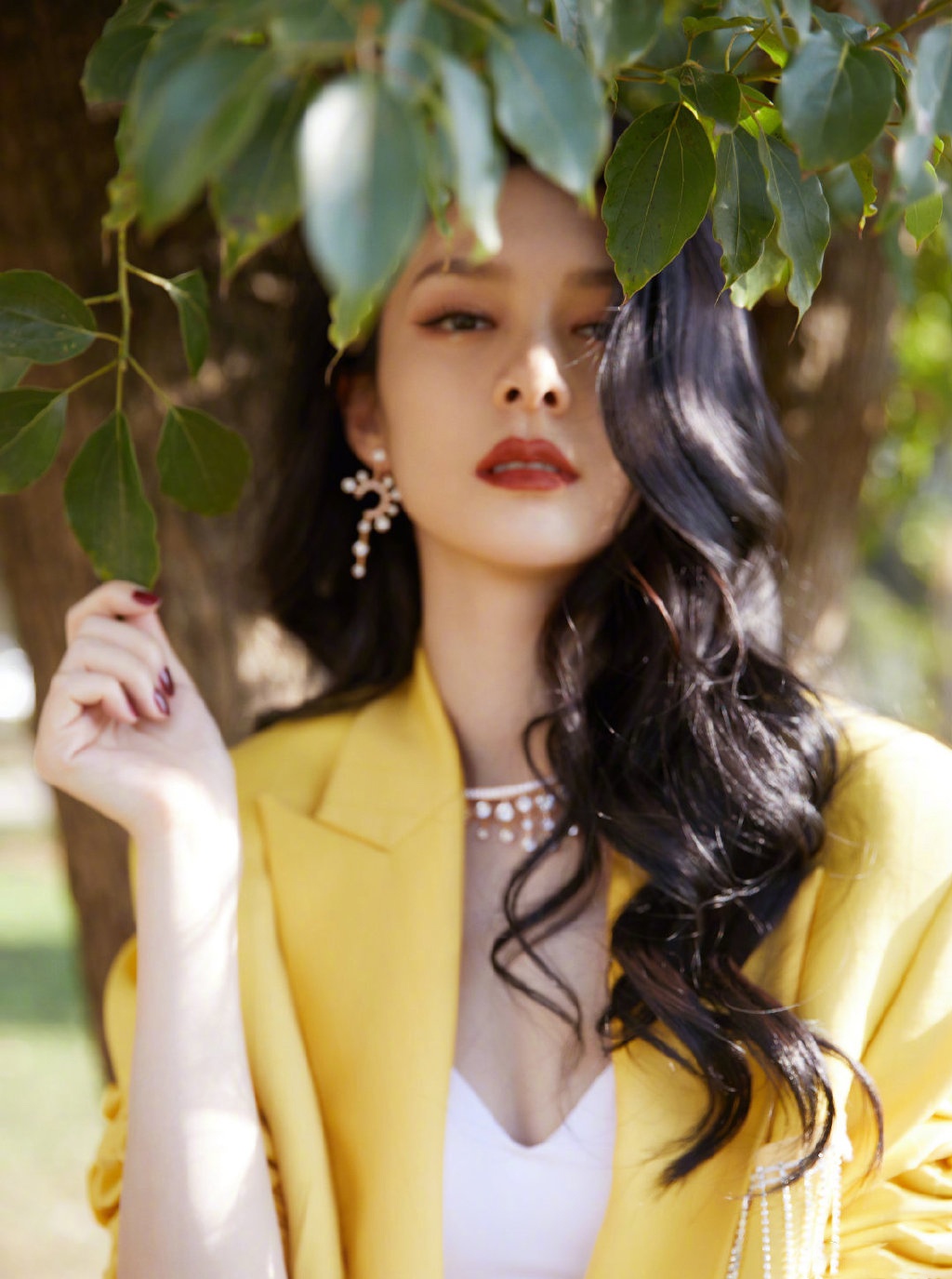 傅菁身穿黄色西服套装搭配复古红唇惊艳十足飒气迷人