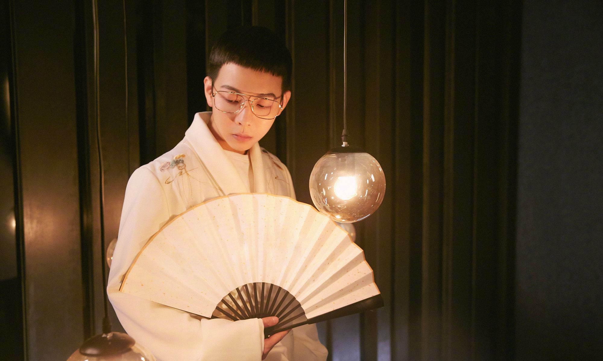 胡夏释出一组古风写真,一白衣,造型复古又帅气