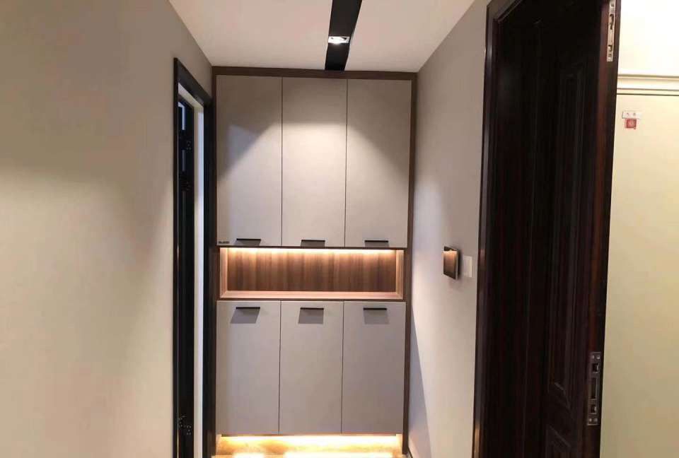 碧桂园的户型还是蛮不错的,从电梯出来就是这样的角度了,放着一张地毯