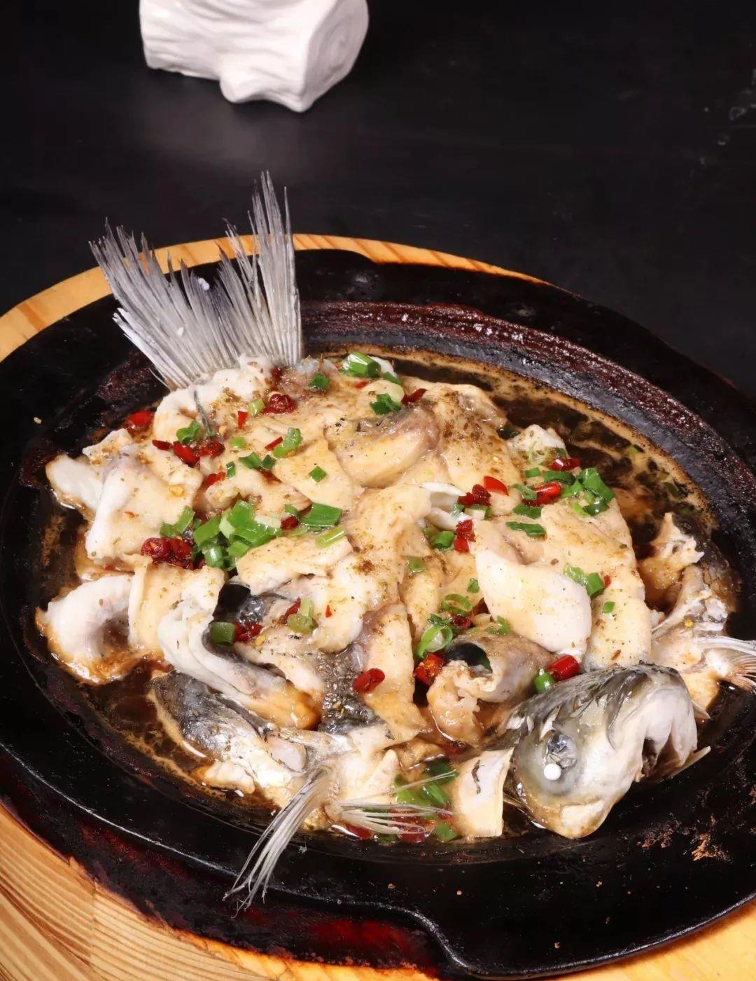 浇鲜辣汁后激热油,滚烫的铁板,沸腾的鲜辣汁,洁白嫩滑的鱼肉,气氛绝佳