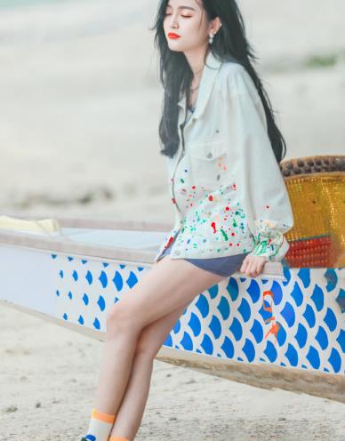 吴宣仪有多美戴羽毛皇冠配白色连衣裙网友仙女本仙