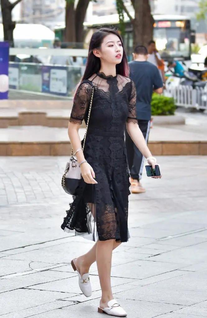 清秀唯美的小姐姐蕾丝连衣裙穿搭休闲随意,搭配起来就很有范