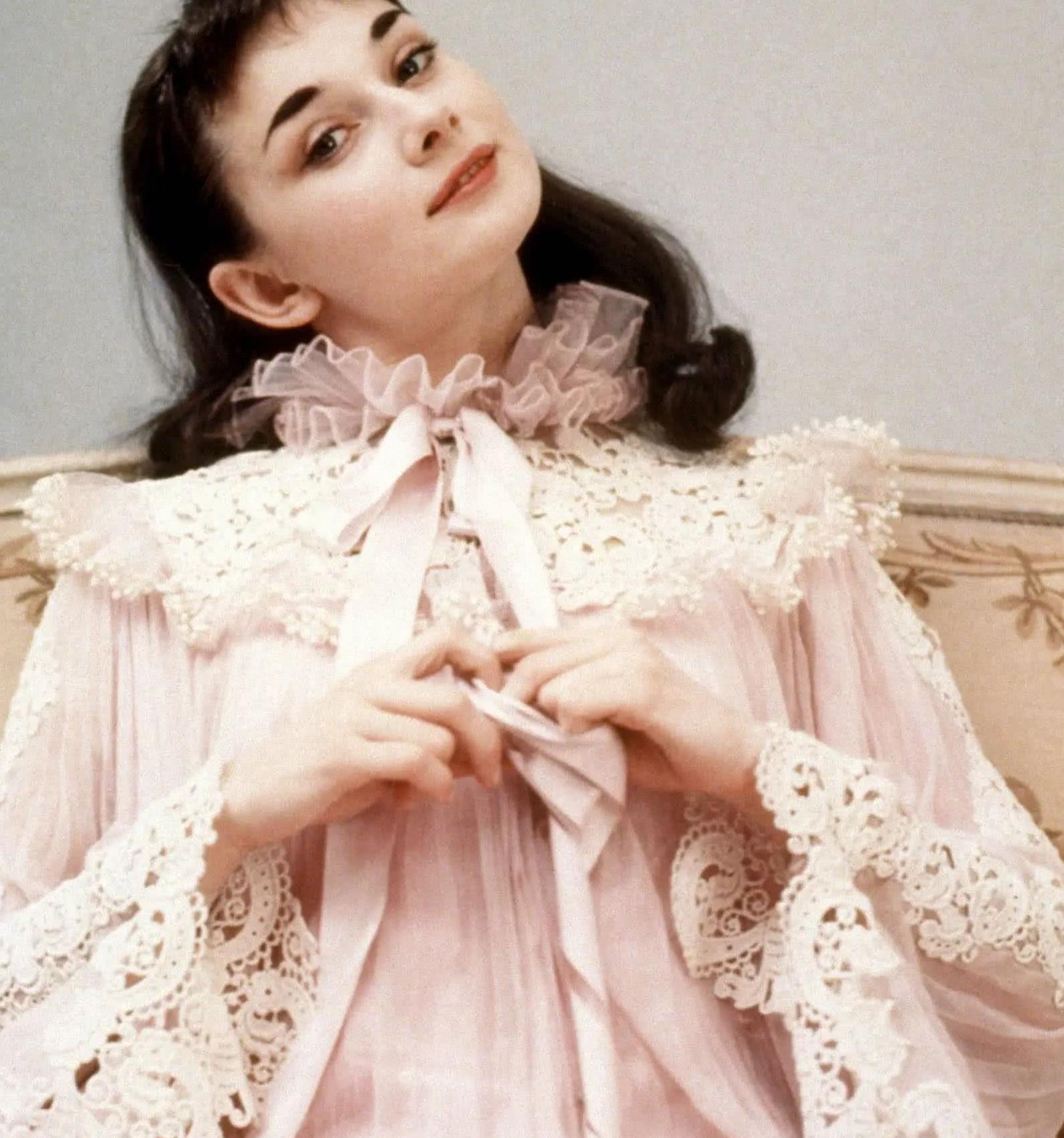 67年前的赫本,一颦一笑尽显优雅,这种美不可复制