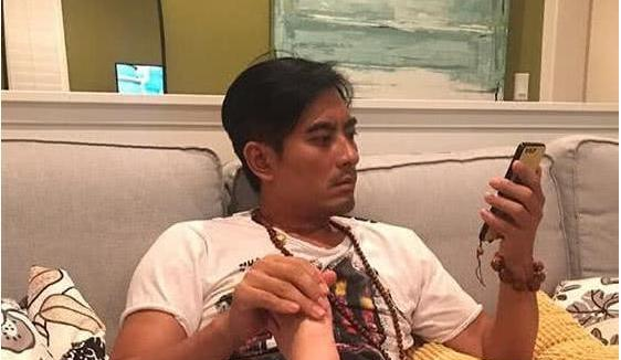 参观陈龙现实的豪宅,餐桌上方还挂绿色装饰物,第一次见这么装修休闲区蓝鸢梦想 - Www.slyday.coM 参观陈龙现实的豪宅,餐桌上方还挂绿色装饰物,第一次见这么装修休闲区蓝鸢梦想 - Www.slyday.coM