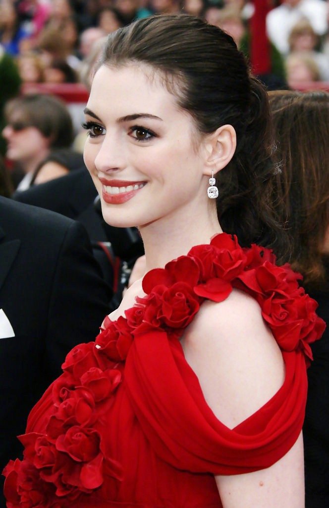 annehathaway经典的一套造型穿着红色玫瑰裙优雅动人的女神风