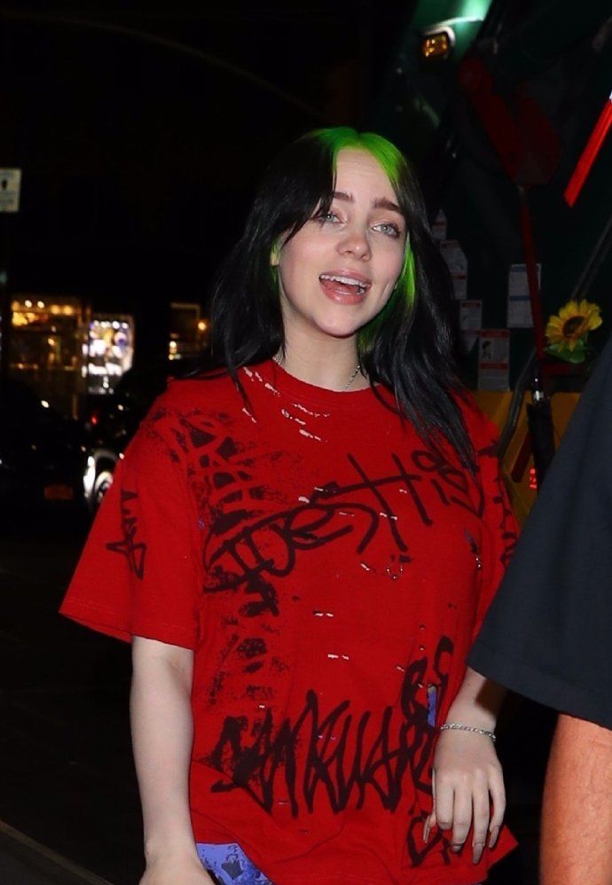 "怪奇少女"比莉,红紫穿搭嘻哈风,头上一撮绿发太亮眼了