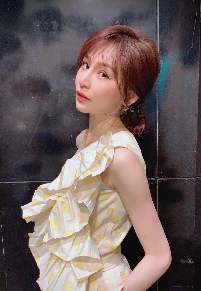 38岁王心凌"童颜不老",穿粉色长裙优雅又减龄,苹果肌太饱满