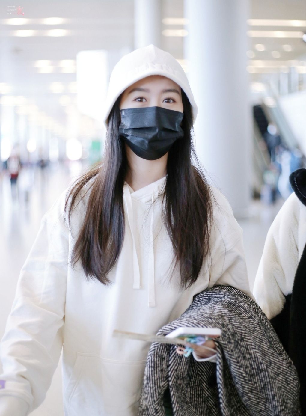 袁冰妍白色连帽卫衣搭配杂色大衣,气质与休闲感并存