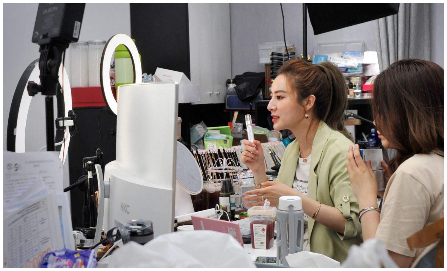 薇娅直播间全景曝光人山人海董事长亲临指导比新闻台还严肃