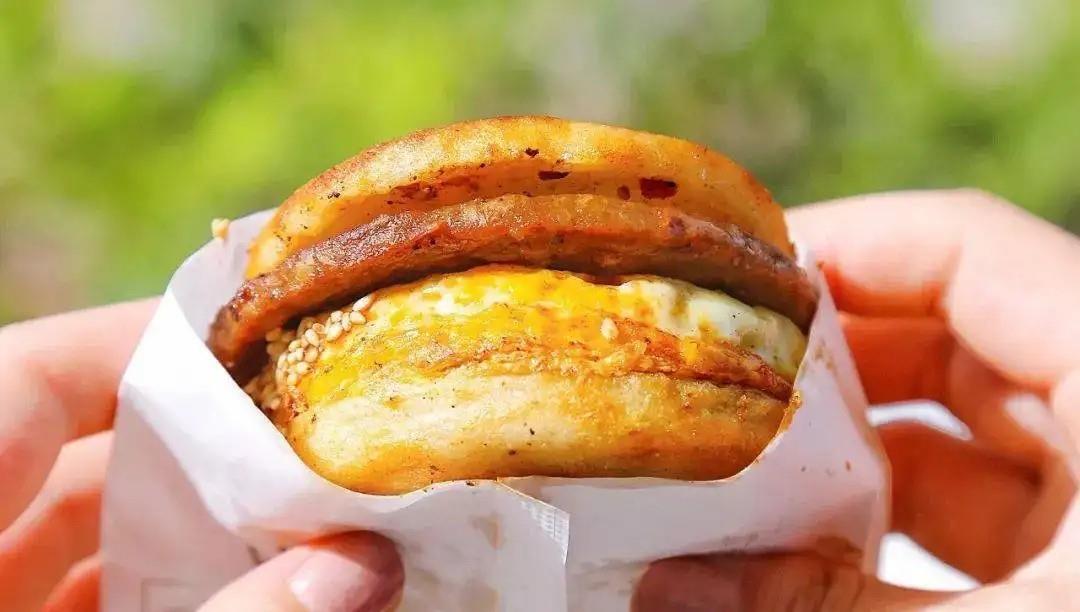 2,鸡蛋堡,在全国各地都能看见这个小吃车,可以说是