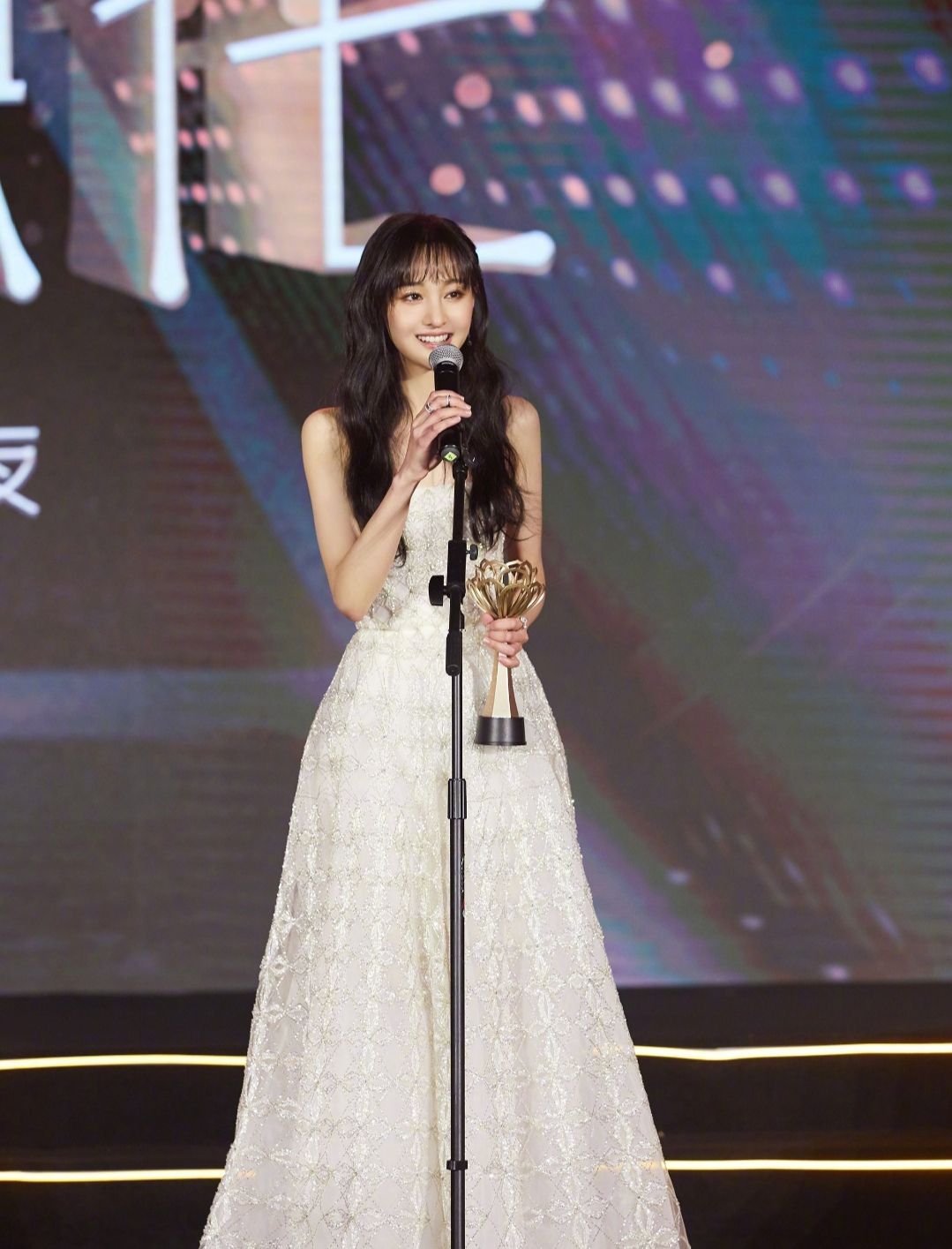 眼眸间的成熟,从小女生的蜕变,真的有被郑爽美到!