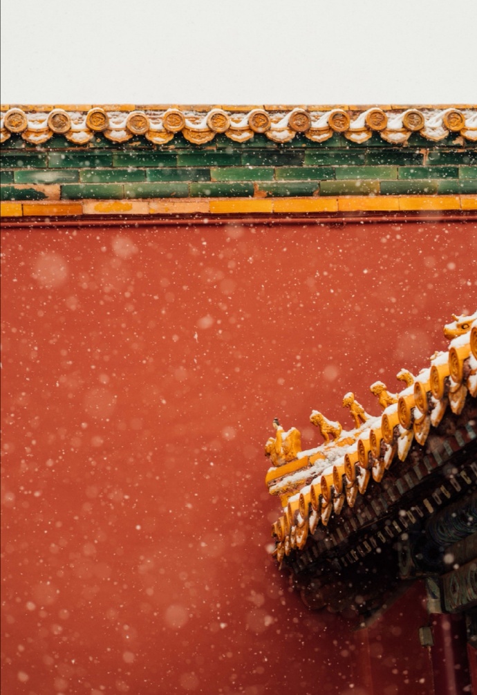 白雪红墙琉璃瓦悄无声息待春风