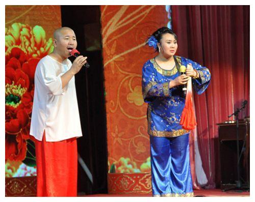 刘老根大舞台新动作,传统二人转回归,伴奏的全是大腕