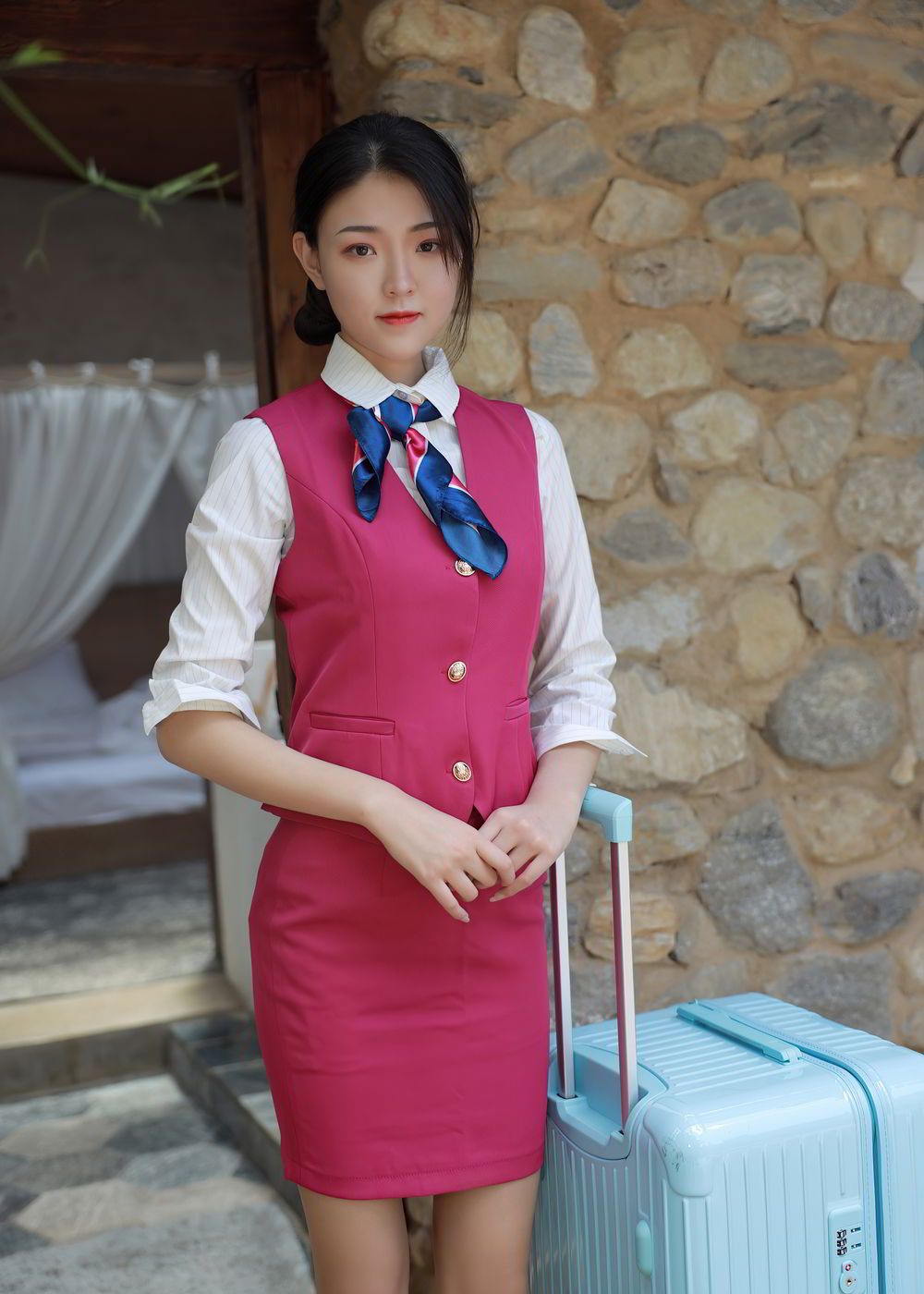 漂亮空姐粉红色制服户外写真__财经头条