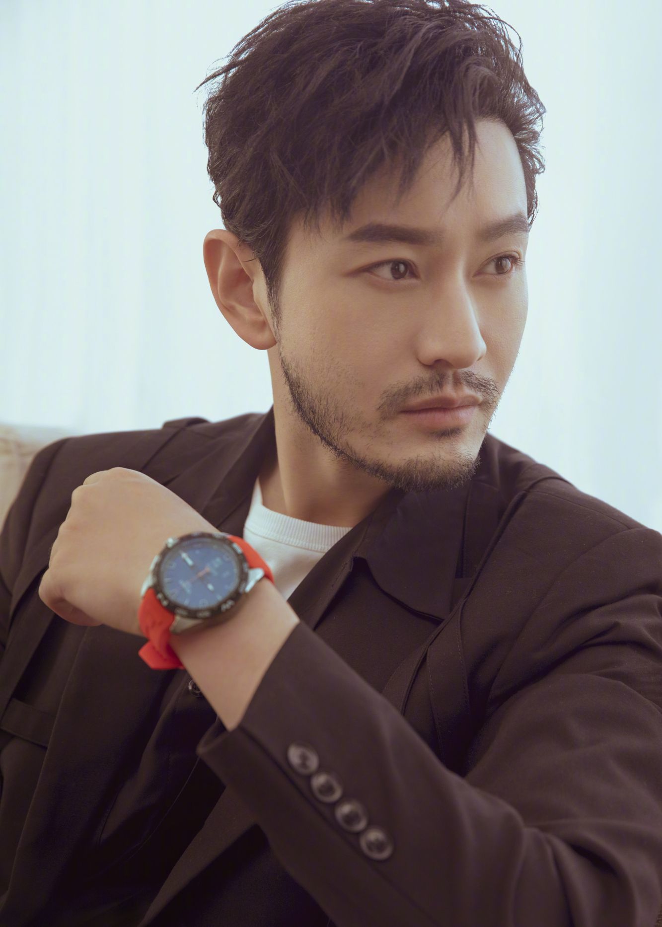 黄晓明身着成套黑色绑带西装,内搭白t出席活动,经典而又充满创