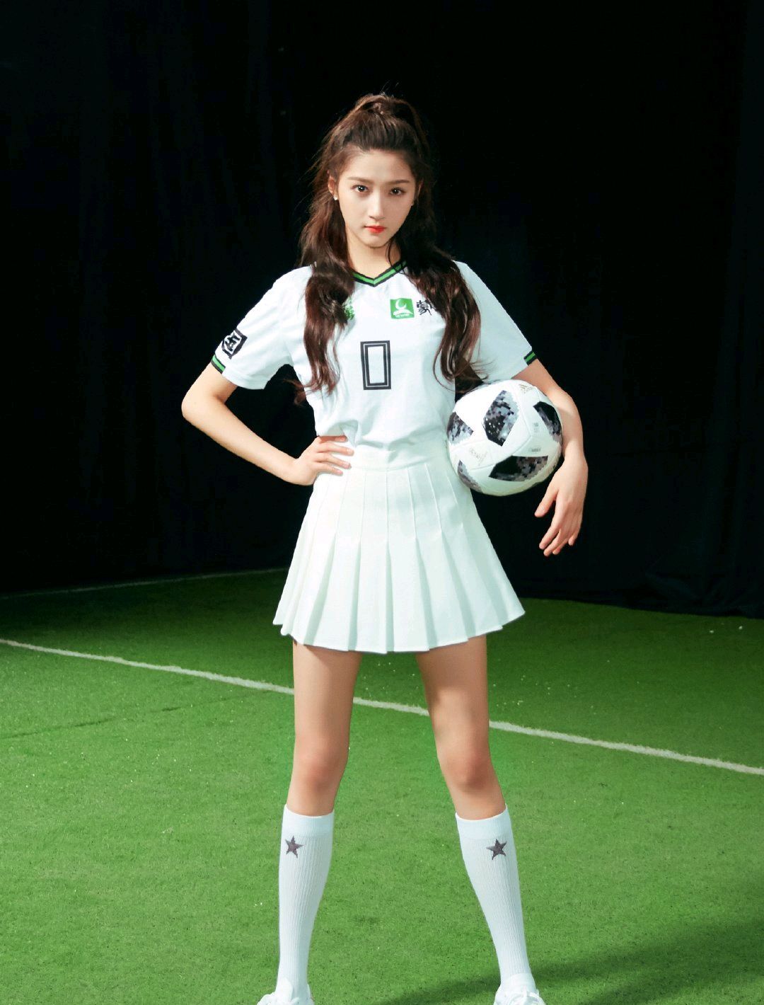 关晓彤化身0号足球宝贝女神范十足太秀美