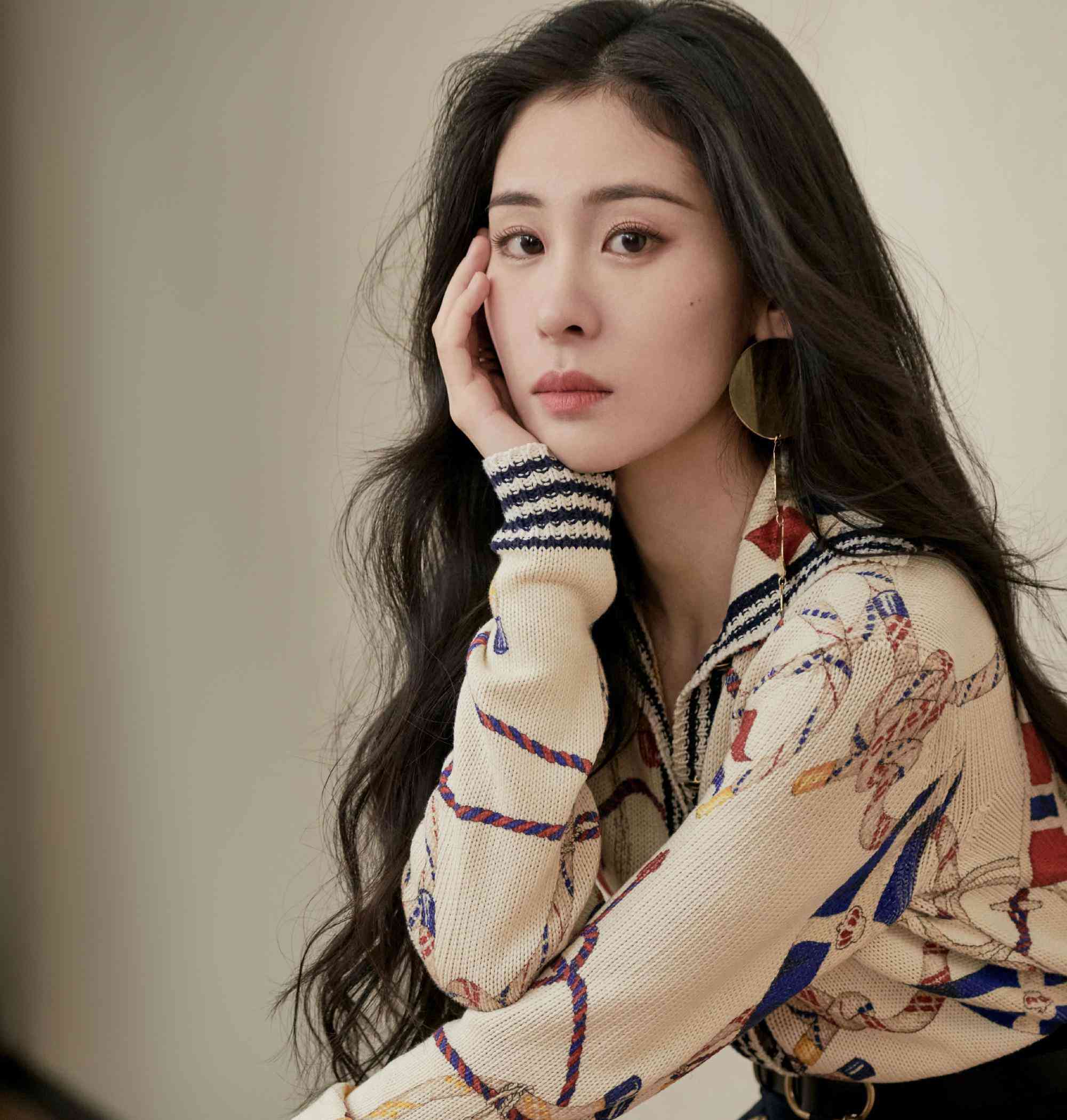 张碧晨生女事件后亮相综艺,一改风格唱起甜歌,短裤秀修长腿型