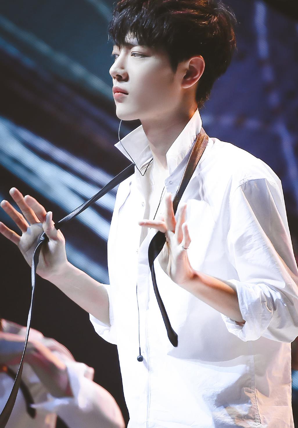 肖战的白衬衫《get low》舞蹈部分,扯领带太不羁了