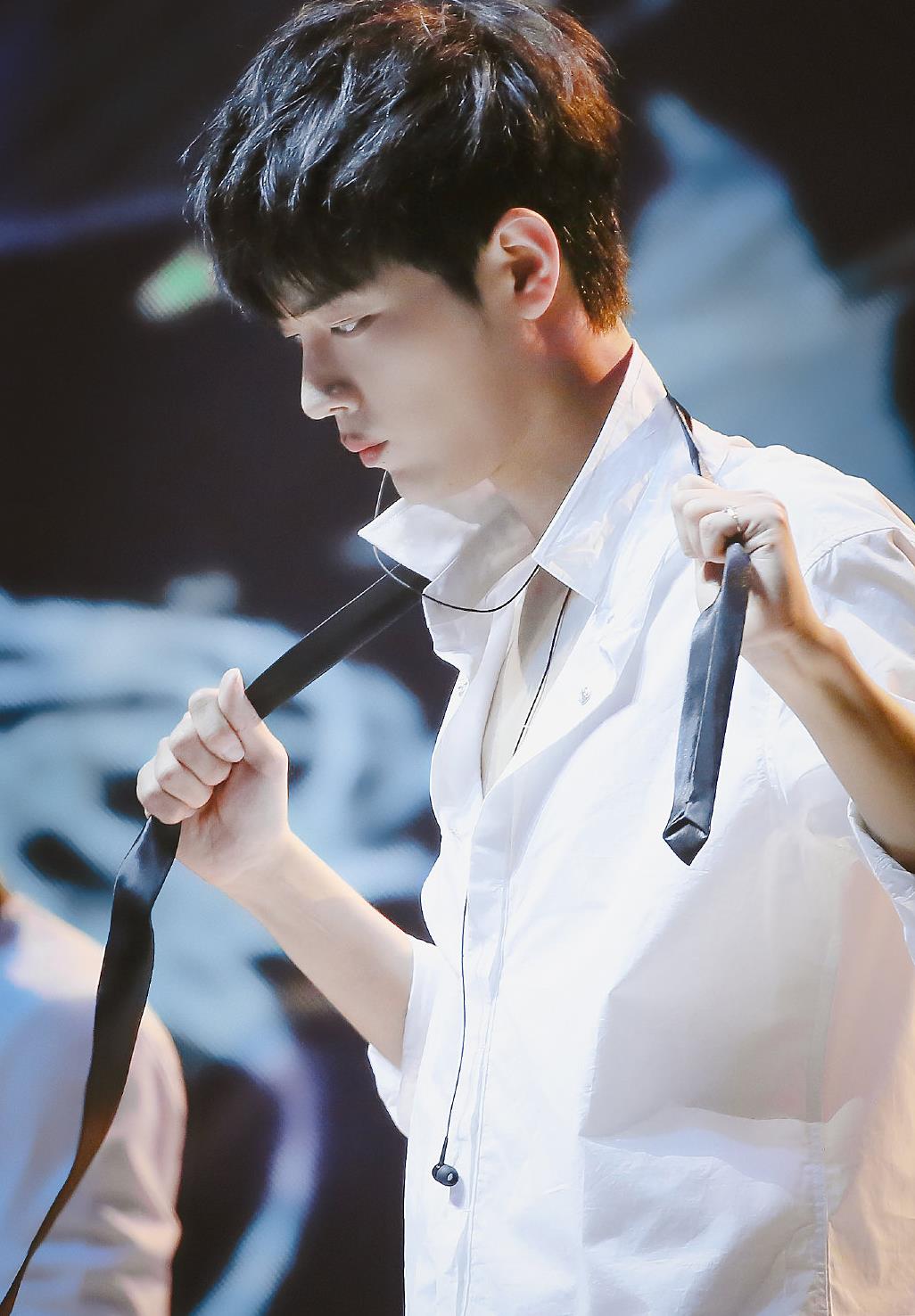 肖战的白衬衫《get low》舞蹈部分,扯领带太不羁了