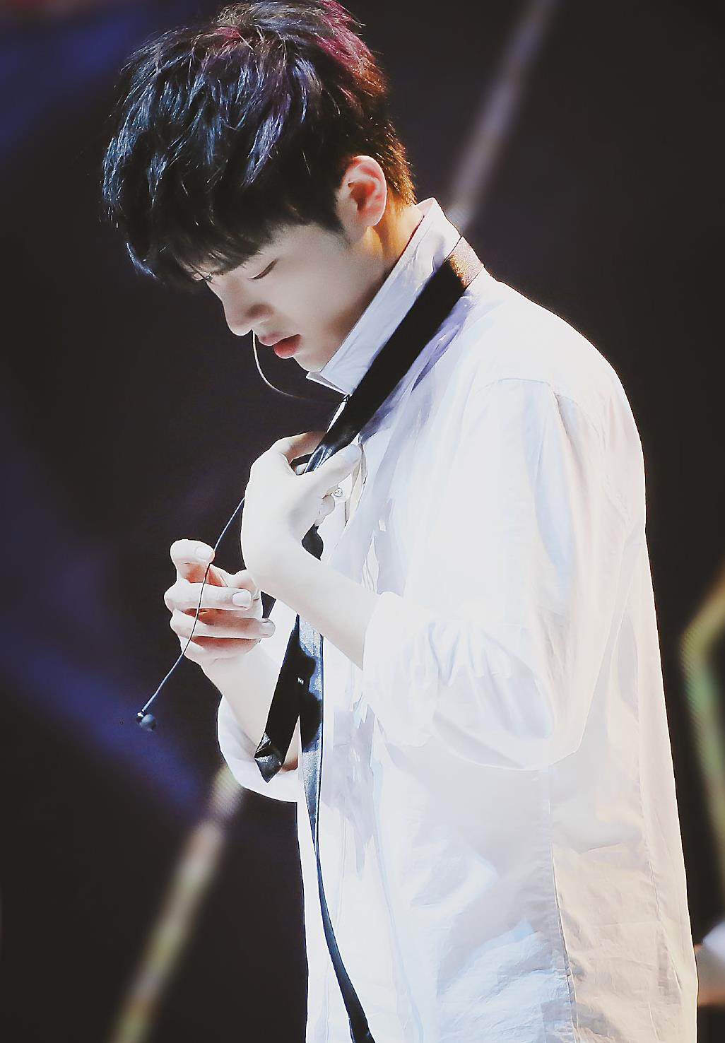 肖战的白衬衫《get low》舞蹈部分,扯领带太不羁了