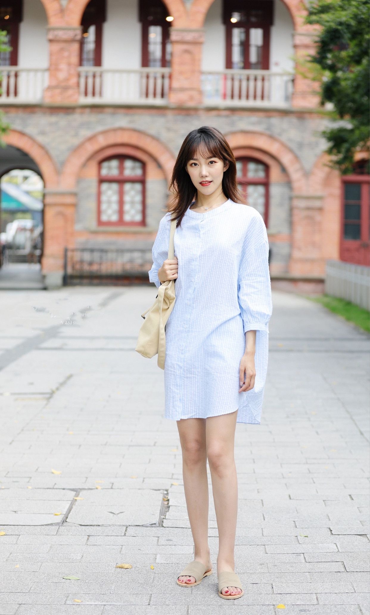 街拍:衬衫裙清新飘逸,简约时尚显腿长,成为美女的穿搭首选