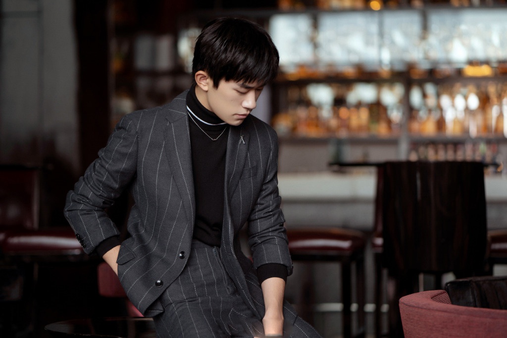 易烊千玺亮相大秀,两套西装造型沉稳低调,帅气十足