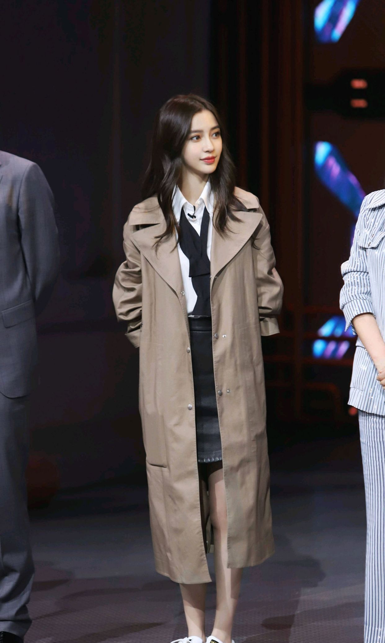 angelababy最新穿搭,风衣搭配短裙,小白鞋又一次出镜了