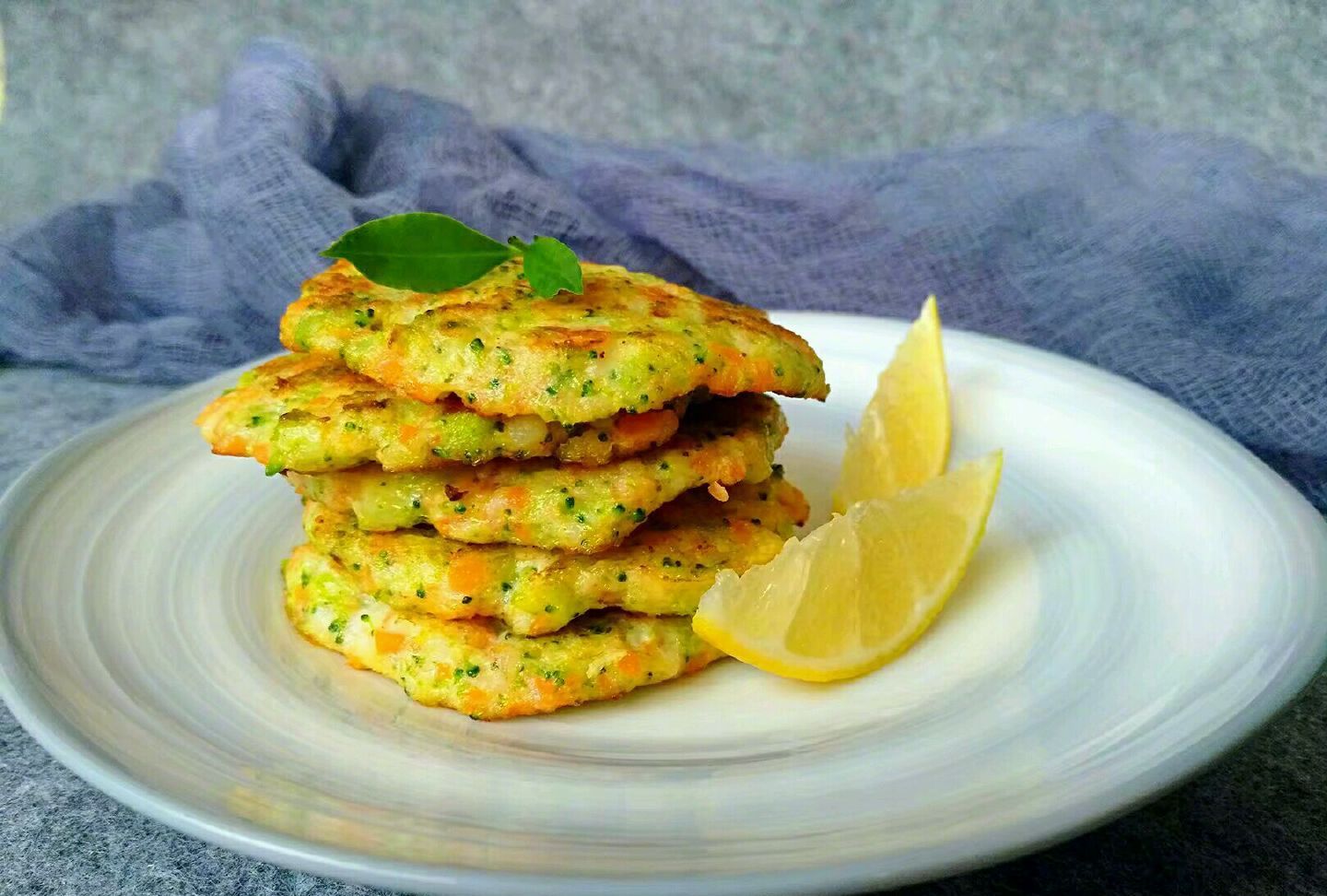 虾仁鸡蛋饼中富含丰富的蛋白质,营养价值很高,特别适合孩子