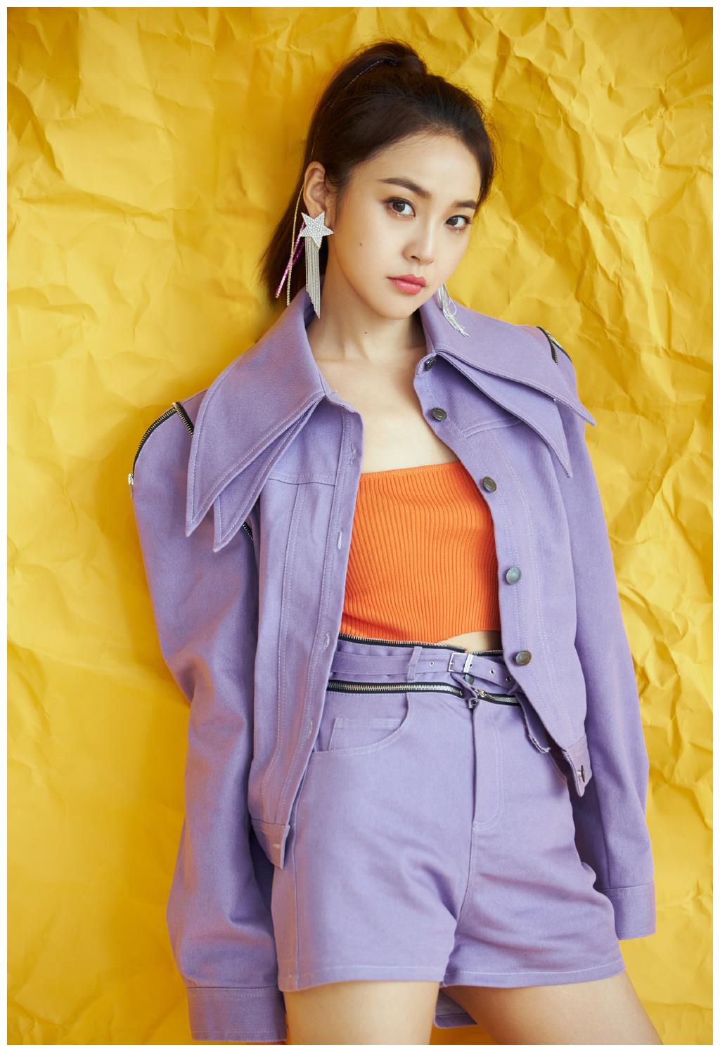 张佳宁这一身减龄8岁牛仔连体裤小麻花辫可爱清纯似学生