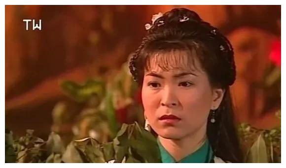 8,何洁珊饰演完颜萍,她有着鹅蛋脸丹凤眼樱桃小嘴,近看五官真的颜值