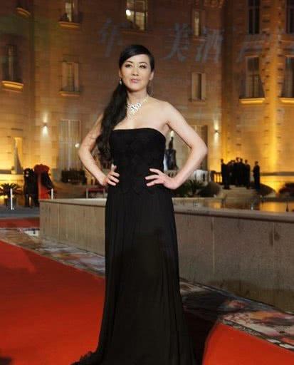 演员小李琳气质真好,穿黑白拼色吊带礼服,优雅高贵!__财经头条