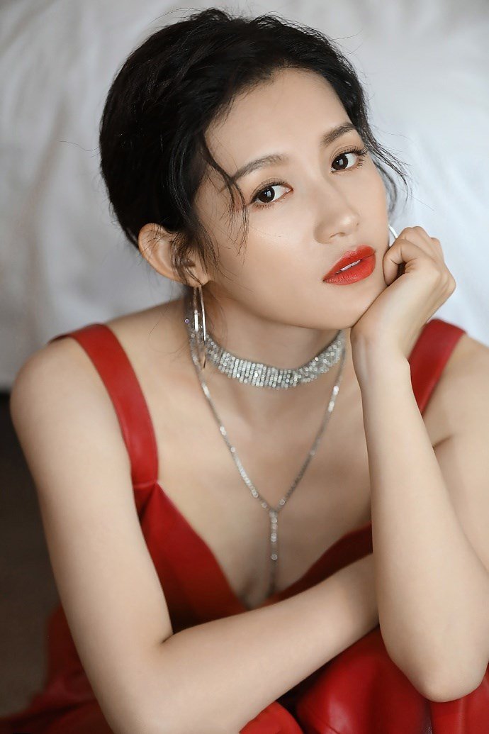 苏青吊带露背皮衣皮裤装扮性感妩媚,一个转身十分惊艳