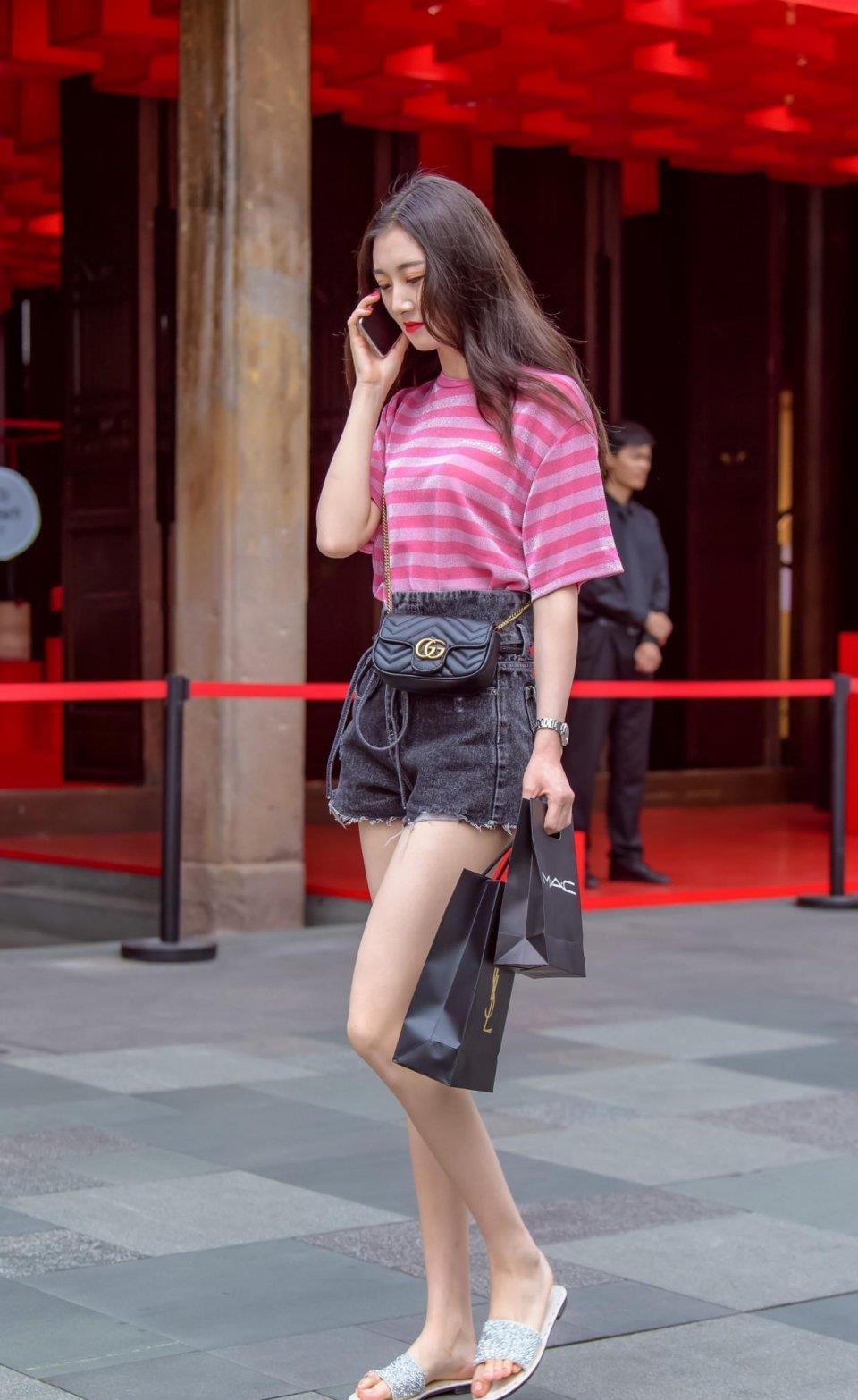 身高腿长的姑娘牛仔短裤搭配平底拖鞋表现大长腿还有随性美