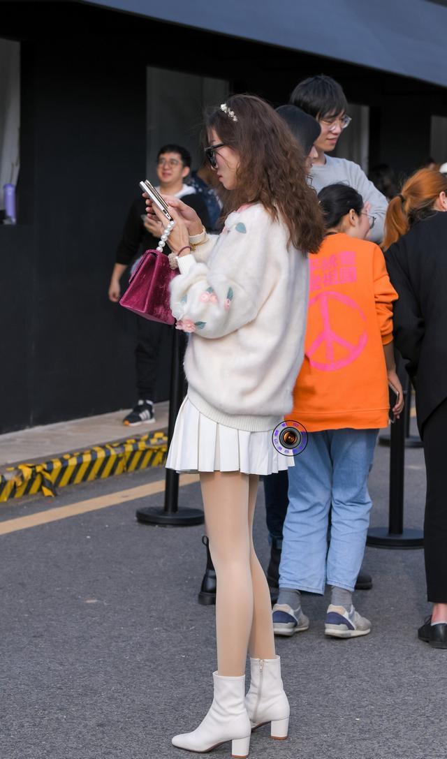 秋冬时节穿裙子美女少不了肉色丝袜保暖还能打造大长腿