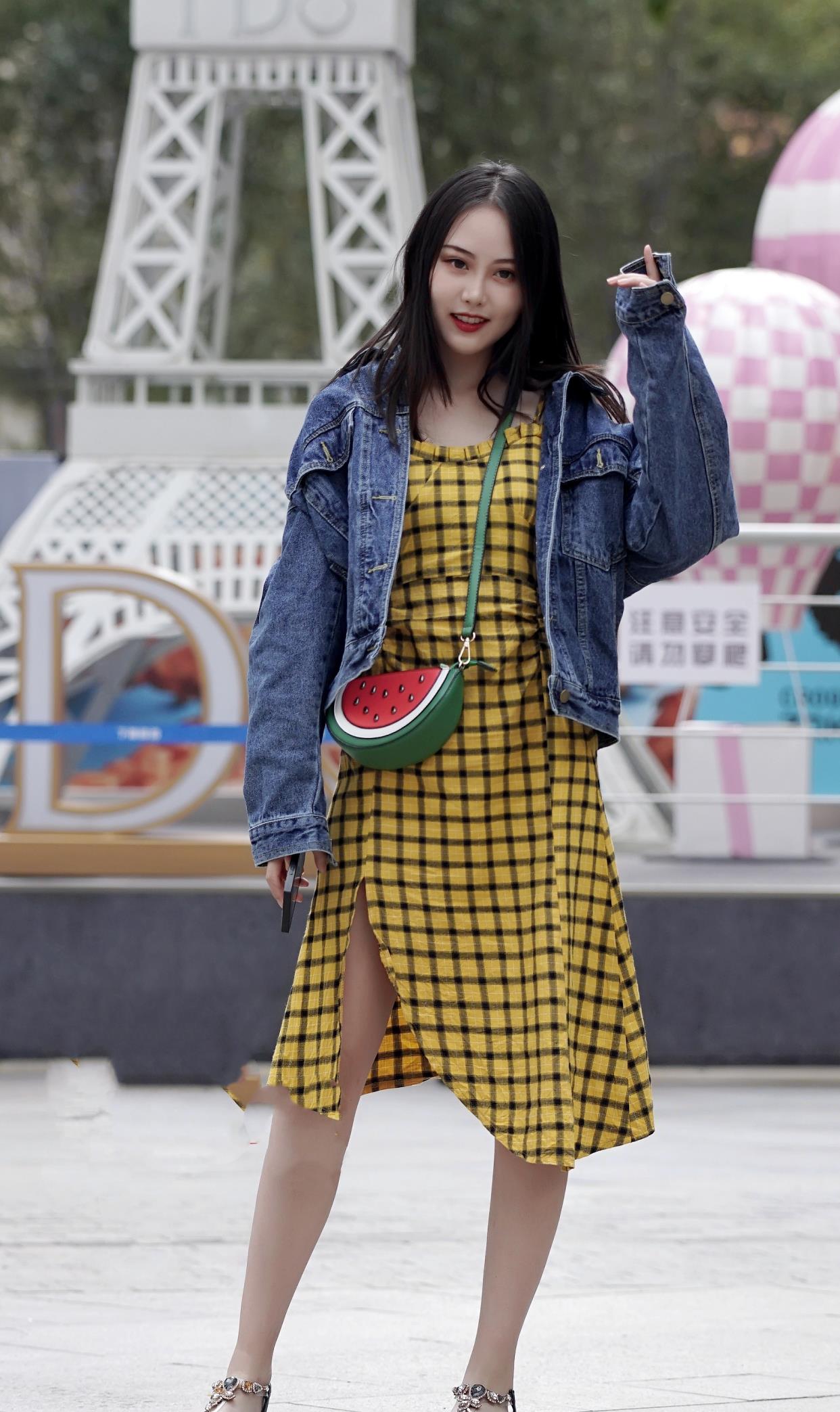 牛仔外套搭配黄色连衣裙凸显减龄时尚气质