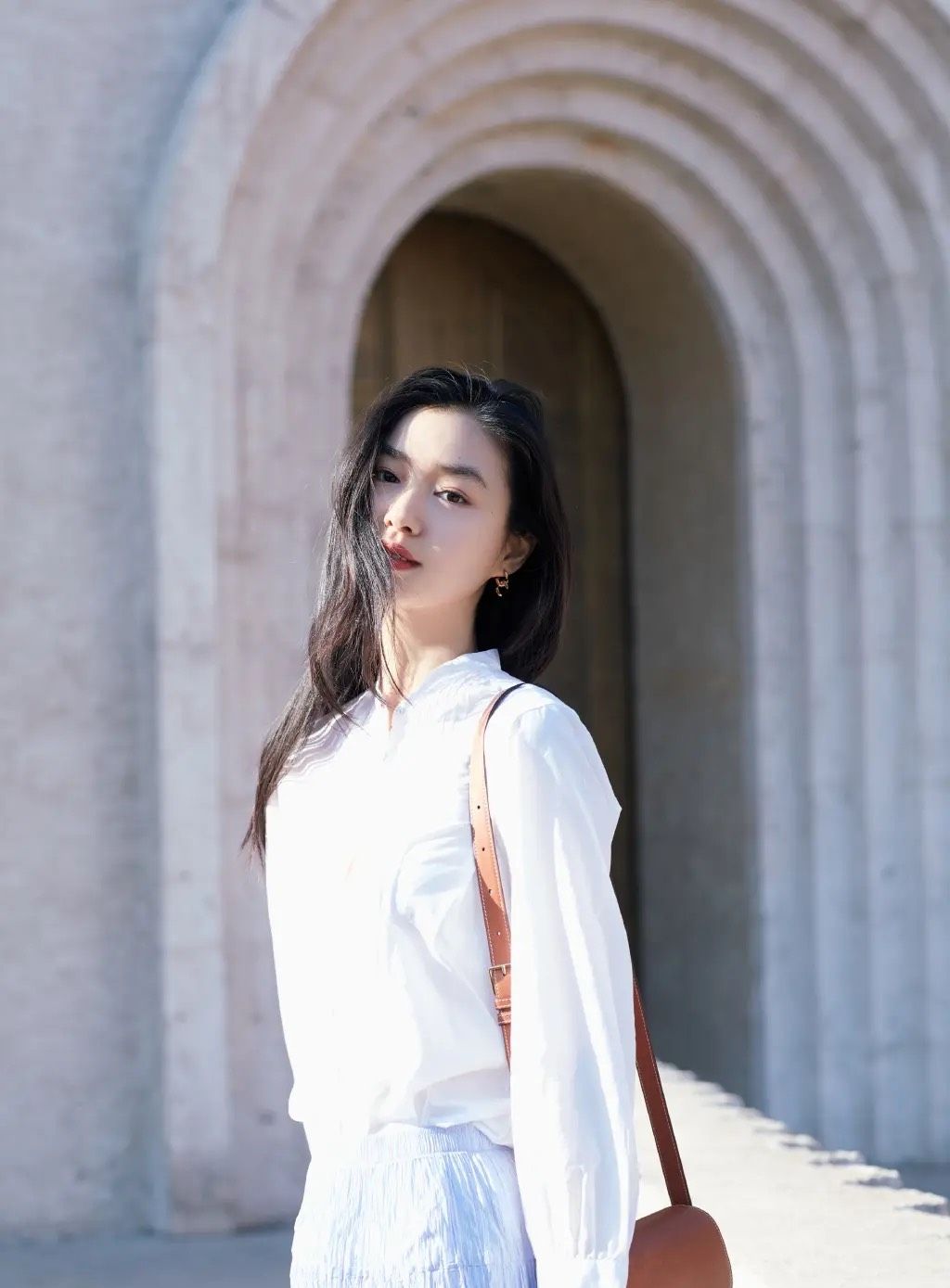 陈瑜春日温婉时尚写真图片