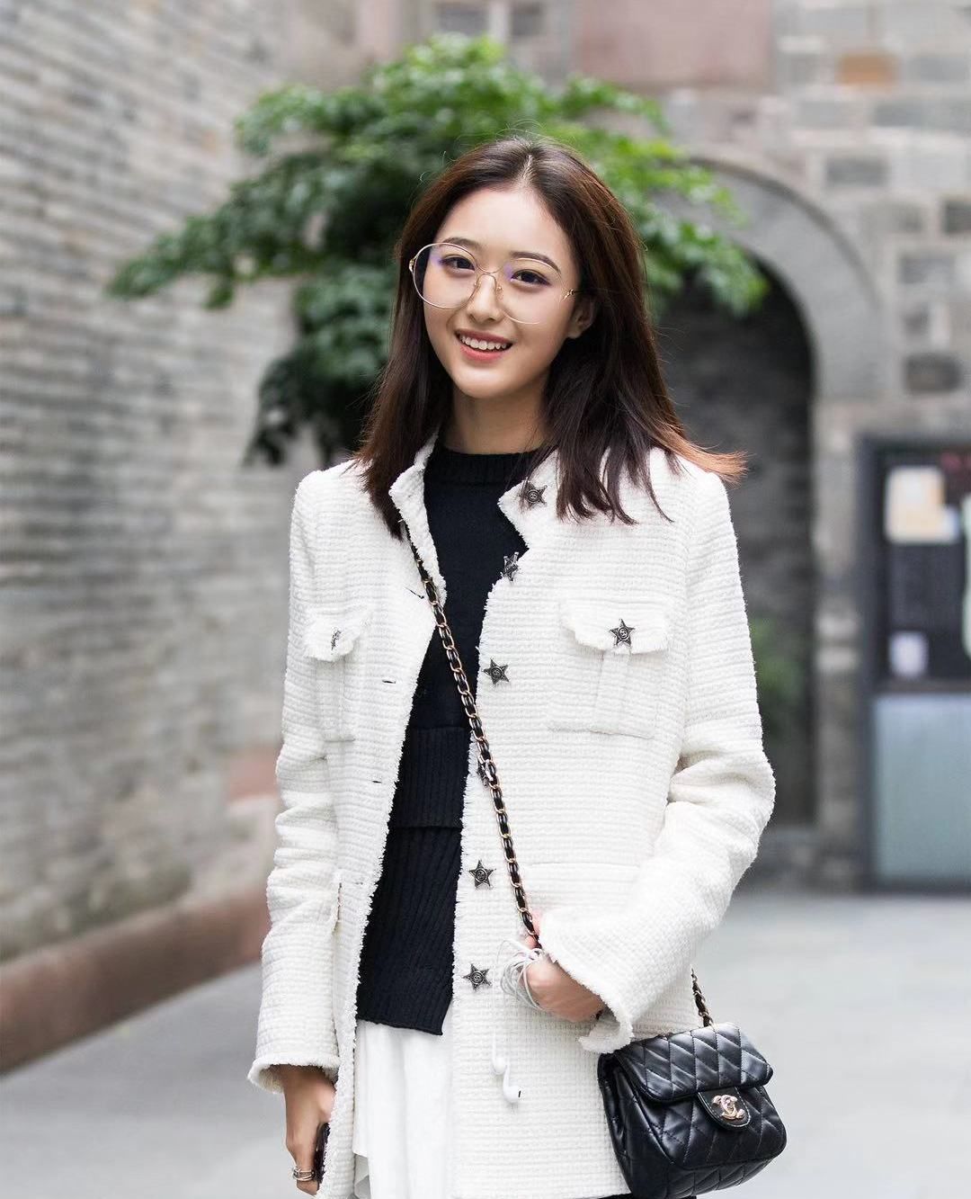 街拍:小姐姐白色小香风外套搭配紧身裤,长发飘飘美丽动人_高清图集