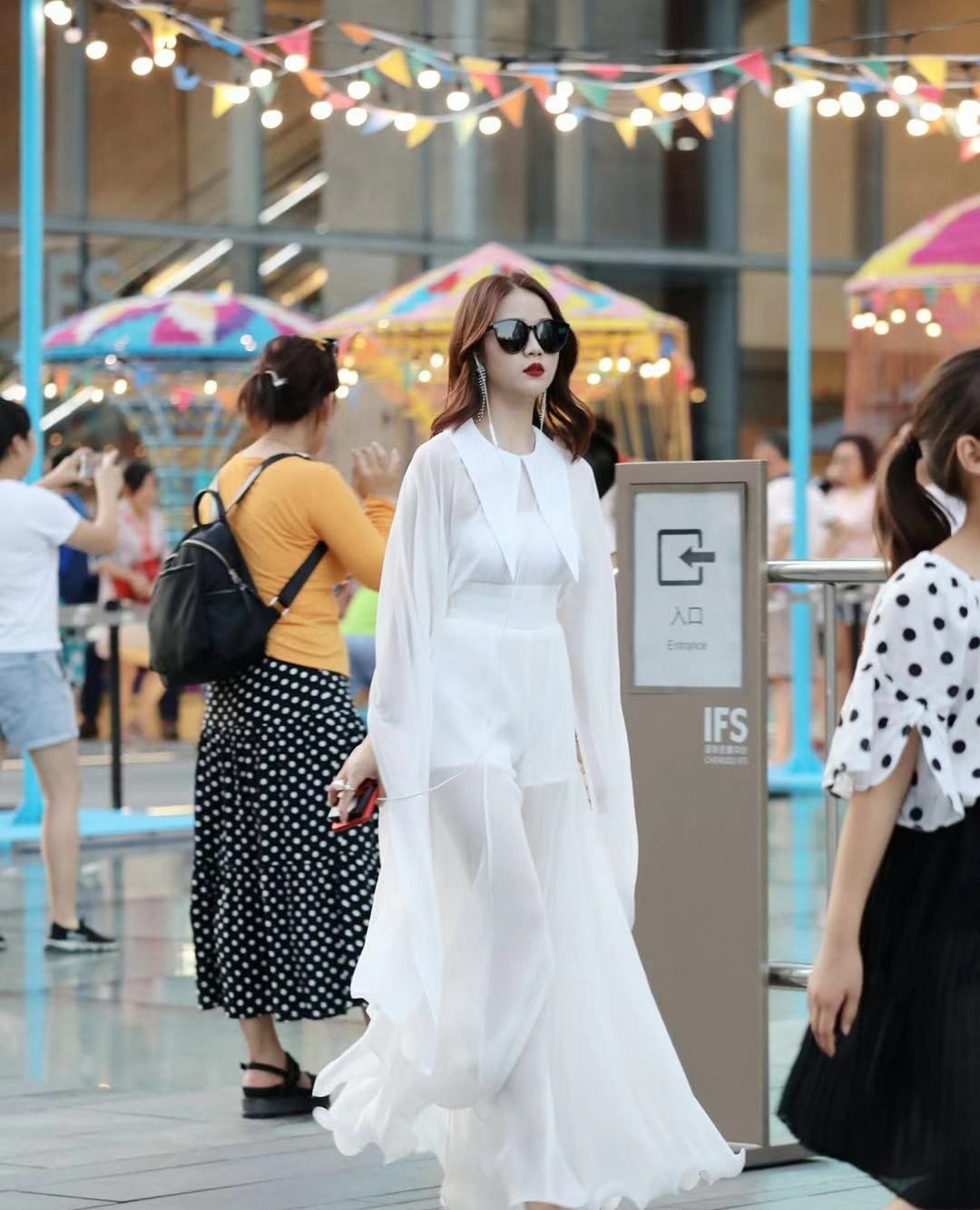 街拍,小姐姐白色网纱长裙搭配同色高跟鞋,长发飘飘仙气十足