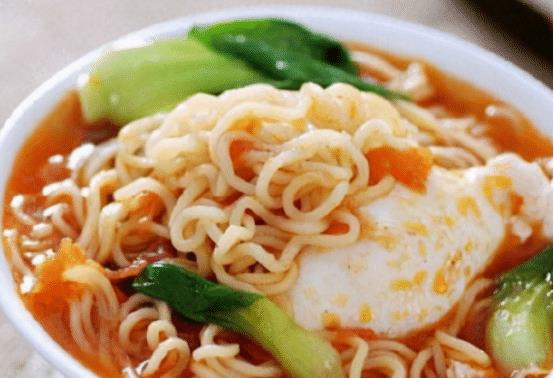 煮方便面时不要傻傻直接放蛋了学会这三招煮鸡蛋不会散