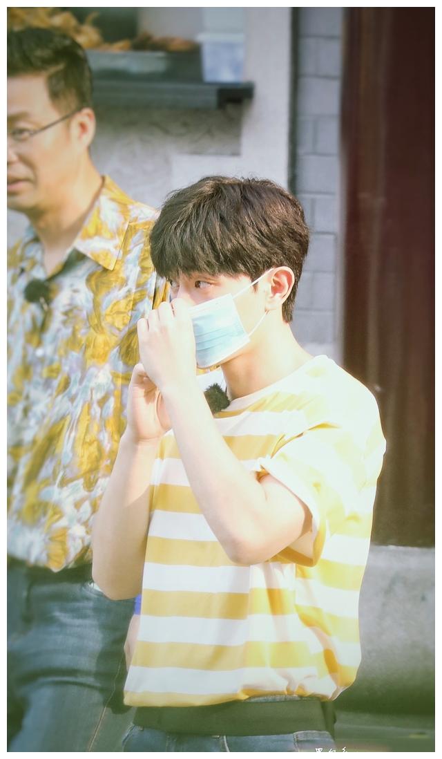 200512 邓伦《极限挑战》路透分享 嫩黄色奶伦萌而不自知