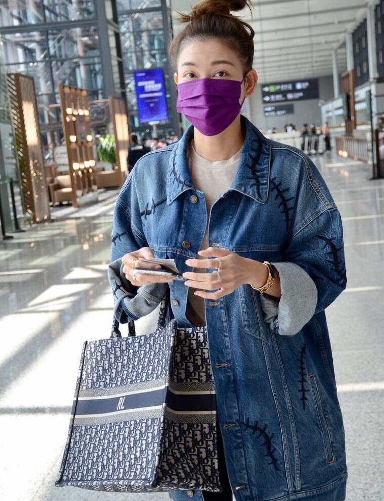 李彩桦彻底时髦了一回,长款牛仔外套配打底裤,高高丸子头太吸睛