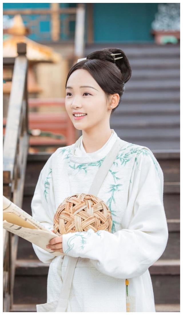 《青青子衿》吕小雨美图分享,长相太一般了,没女主脸,胜在可爱