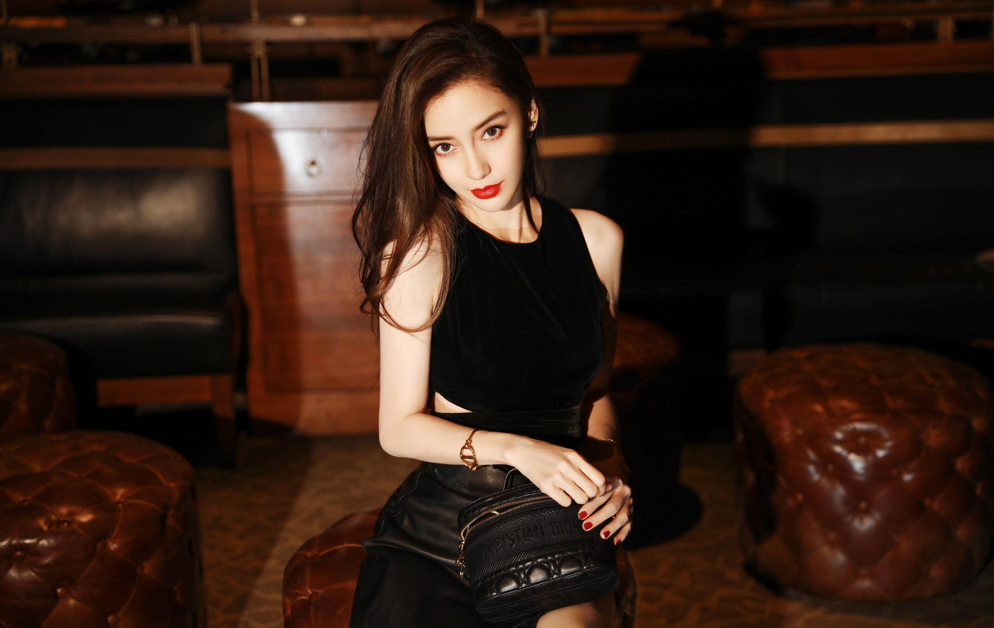 angelababy的摩登时尚大片,黑背心配皮裤,性感又高雅