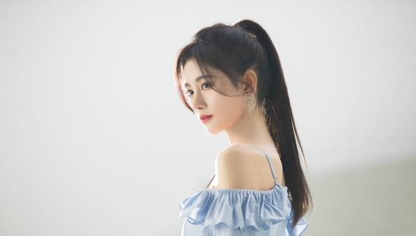 鞠婧祎再现神仙颜值婴儿蓝吊带裙配高马尾婴儿般的皮肤绝了