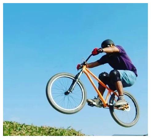 自行车也不例外,在一次拍摄自行车节目中结识了亚洲车神廖武雄,两人亦