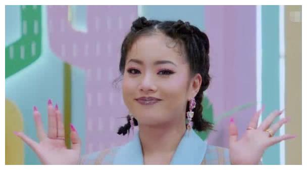 王菊离开现场失去打光之后,真实肤色很明显