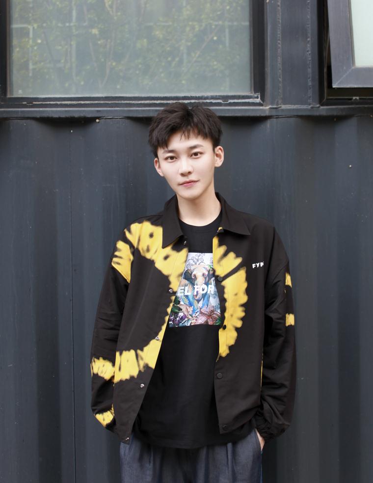 刘怡潼初秋街拍曝光 尽显活力