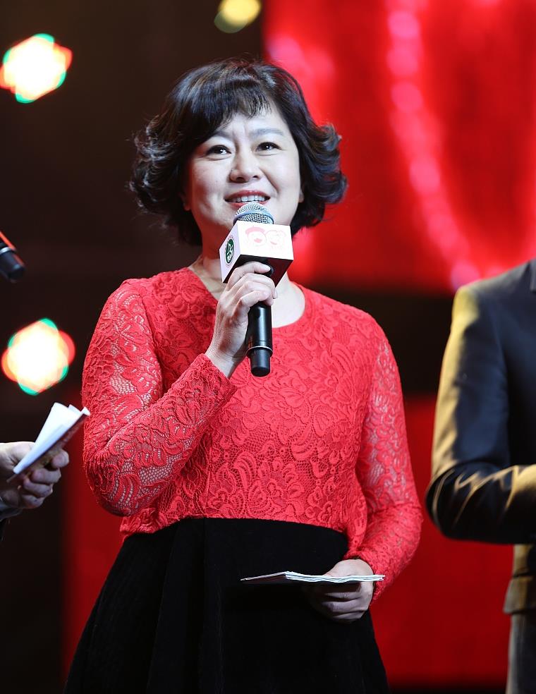 鞠萍姐姐胖的很美穿蕾丝红衣搭黑裙身材发福却很高雅