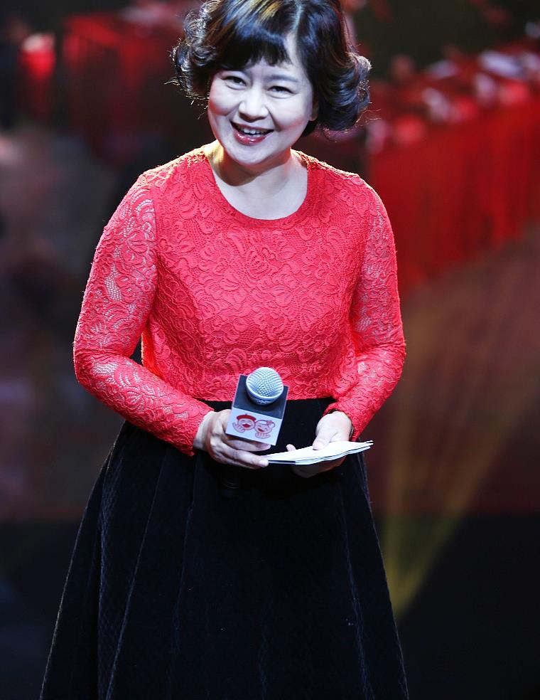 鞠萍姐姐胖的很美穿蕾丝红衣搭黑裙身材发福却很高雅