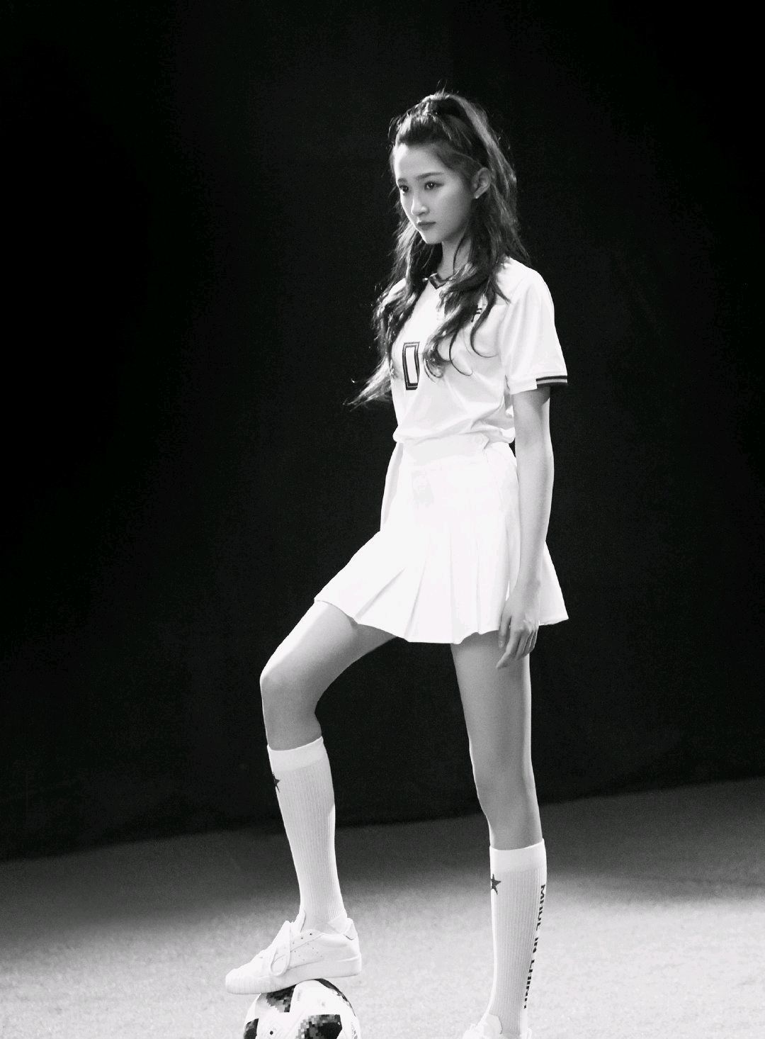 关晓彤化身0号足球宝贝女神范十足太秀美